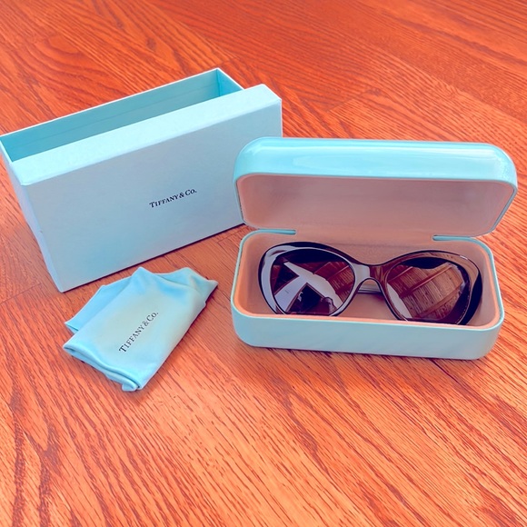 Tiffany & Co. Black sunglasses and case - Picture 1 of 7